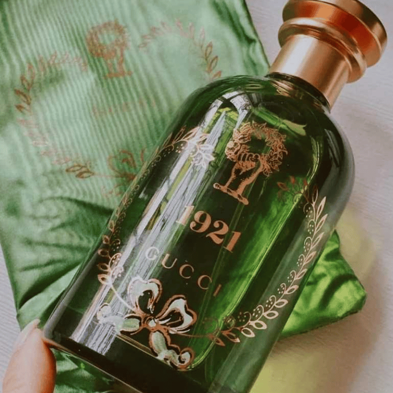 Chai thủy tinh màu xanh lá, biểu tượng của sự sống và sự tinh tế